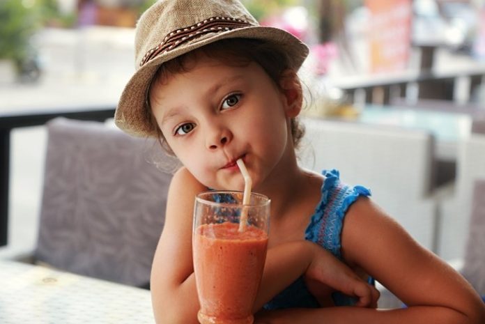 child-smoothie_378359422.jpg